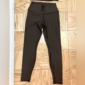 Alo high-waist airlift legging size L
Limited color: Espresso
Worn: once